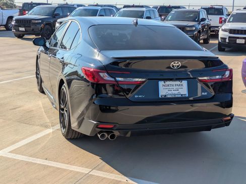 Used 2025 Toyota Camry SE image 5
