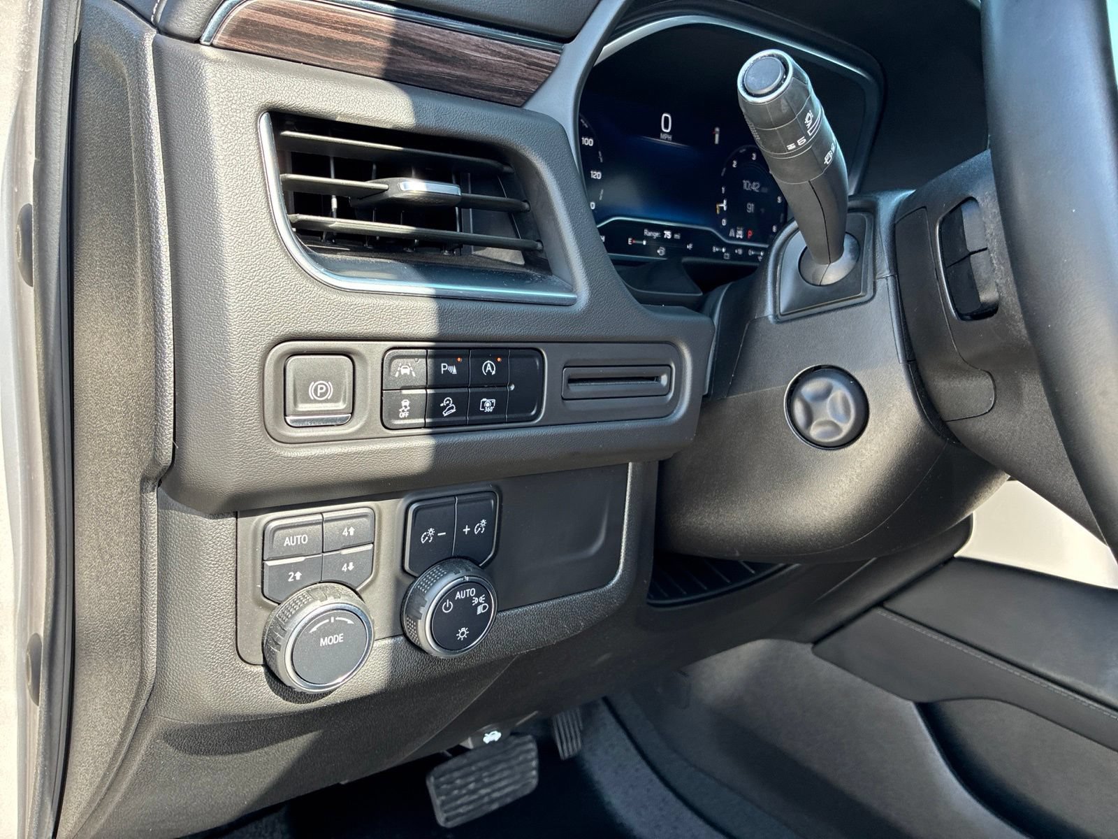 Used 2023 Chevrolet Tahoe Z71 w/ Luxury Package AWD/4WD image 29