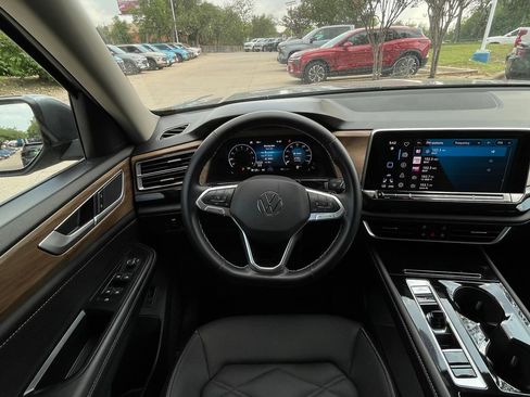 Used 2025 Volkswagen Atlas SE FWD image 11