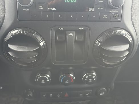 Used 2017 Jeep Wrangler Sahara image 27