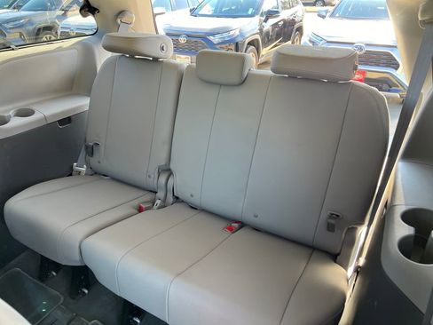 Used 2020 Toyota Sienna XLE image 18