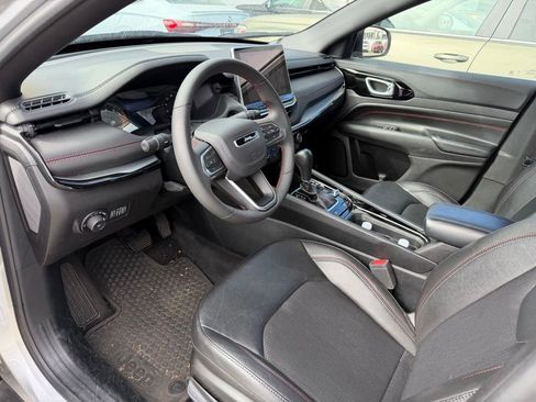 Used 2025 Jeep Compass Trailhawk image 4