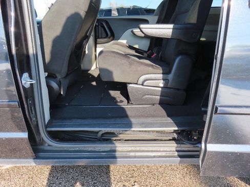 Used 2016 Dodge Grand Caravan SXT image 13