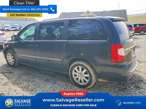 Used 2013 Chrysler Town & Country Touring image 3