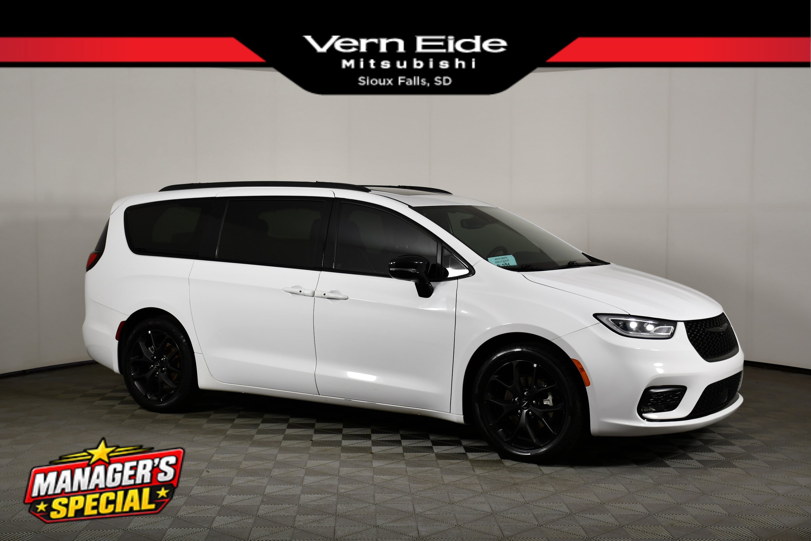 Used 2025 Chrysler Pacifica Limited FWD image 1