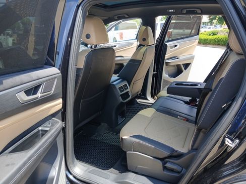 Used 2025 Volkswagen Atlas Cross Sport SE w/ Panoramic Sunroof Package FWD image 35