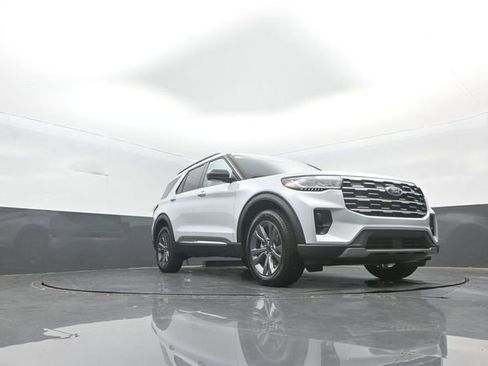 Used 2025 Ford Explorer Active w/ Active Comfort Package AWD/4WD image 32