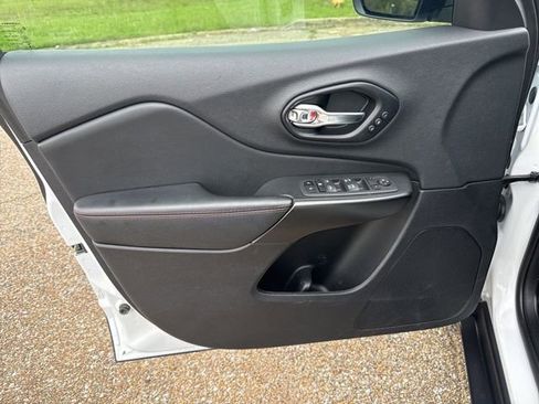 Used 2022 Jeep Cherokee Trailhawk w/ Premium Leather Package image 15