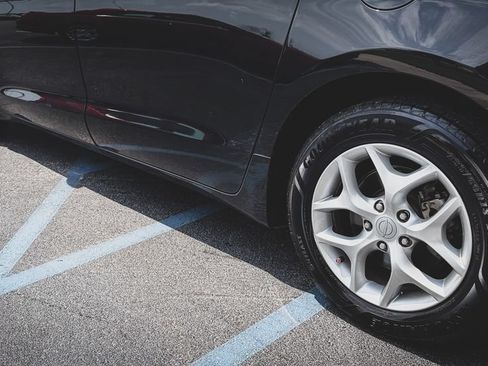 Used 2019 Chrysler Pacifica Touring Plus w/ Tire & Wheel Group FWD image 26