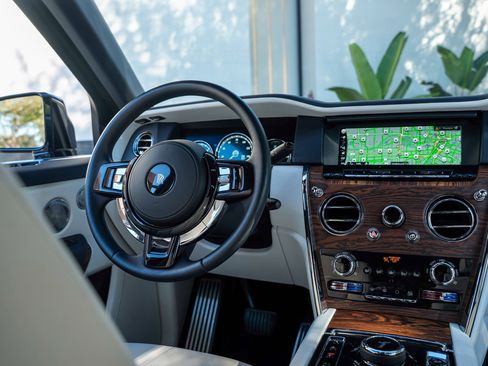 Certified 2022 Rolls-Royce Cullinan image 28