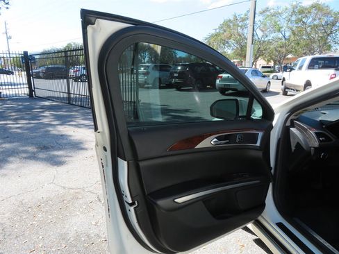 Used 2013 Lincoln MKZ Reserve image 9