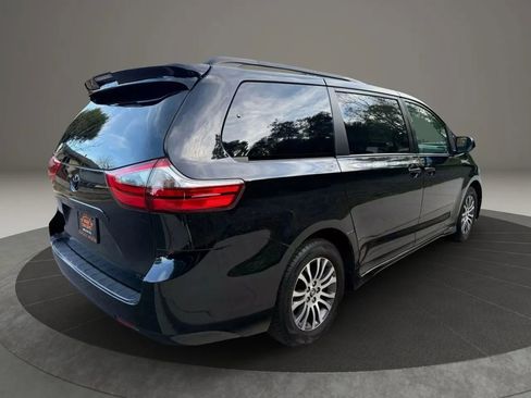 Used 2020 Toyota Sienna XLE image 5