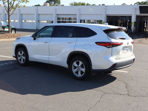 Used 2021 Toyota Highlander LE AWD/4WD image 8