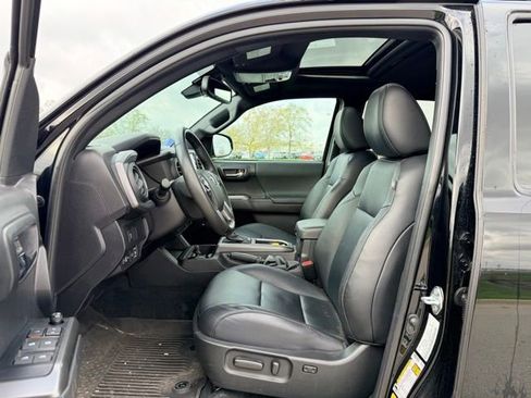 Used 2023 Toyota Tacoma TRD Sport w/ TRD Premium Sport Package image 7