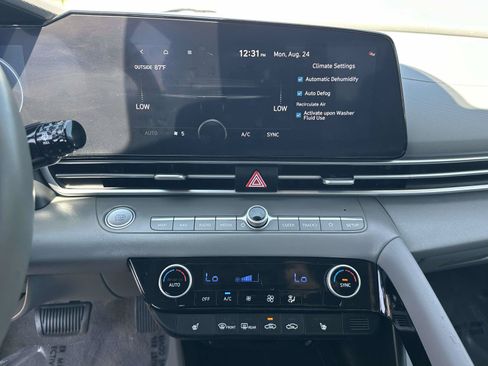 Used 2023 Hyundai Elantra SEL w/ Convenience Package FWD image 9