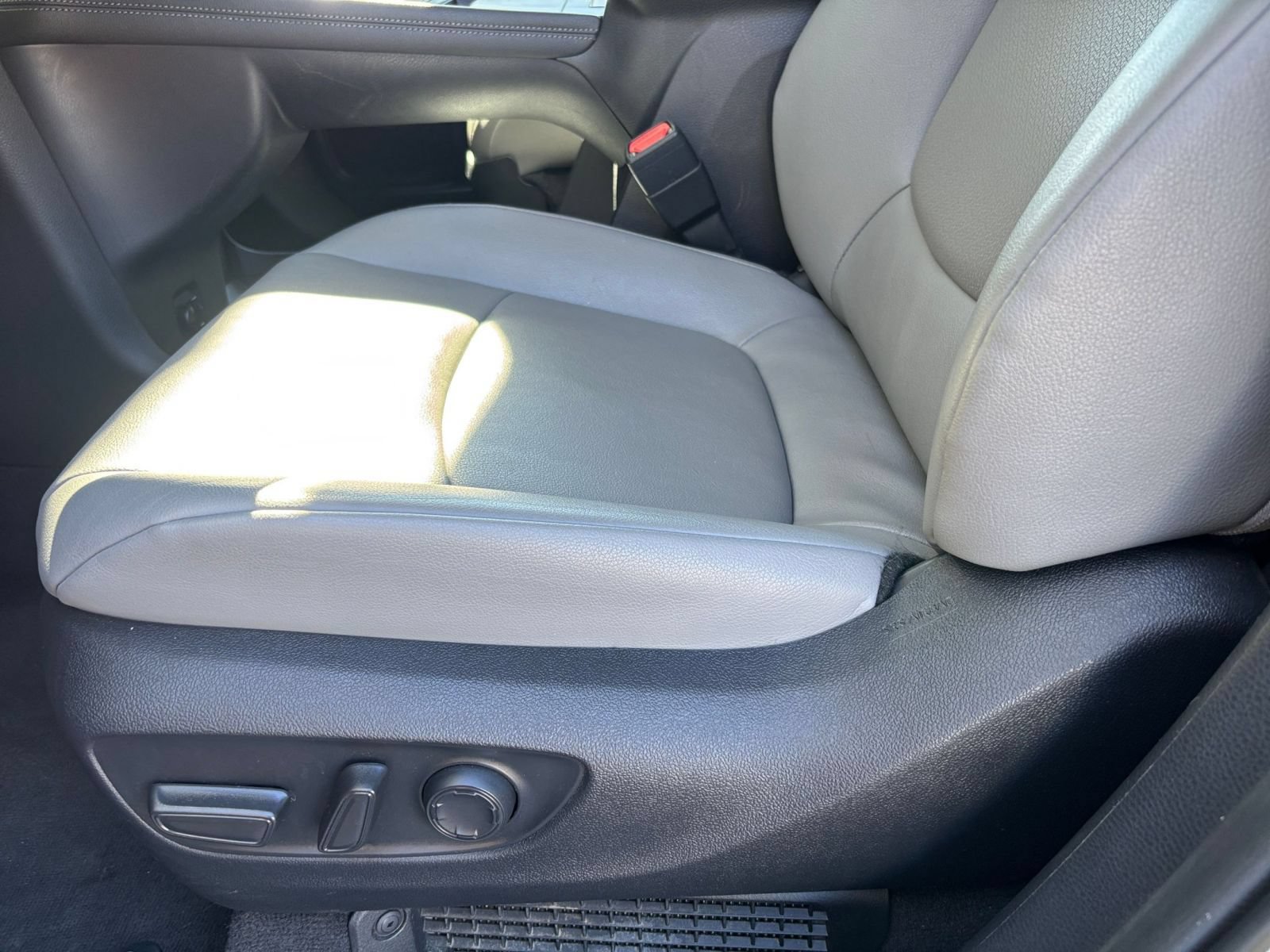 Used 2025 Toyota Sienna XLE FWD image 21