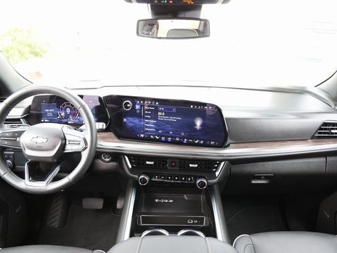 Certified 2025 Chevrolet Suburban Premier image 11