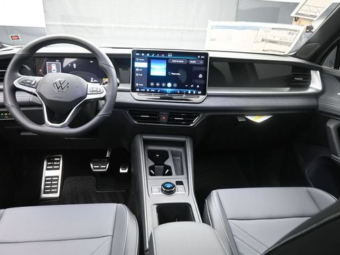 New 2026 Volkswagen Tiguan SE R-Line FWD image 9