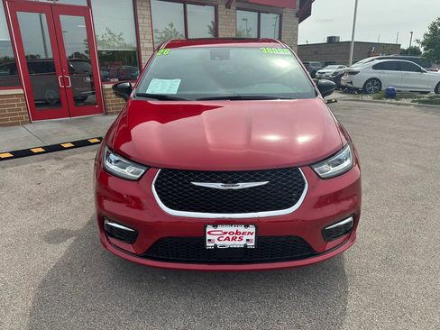 Used 2026 Chrysler Pacifica Limited FWD image 2