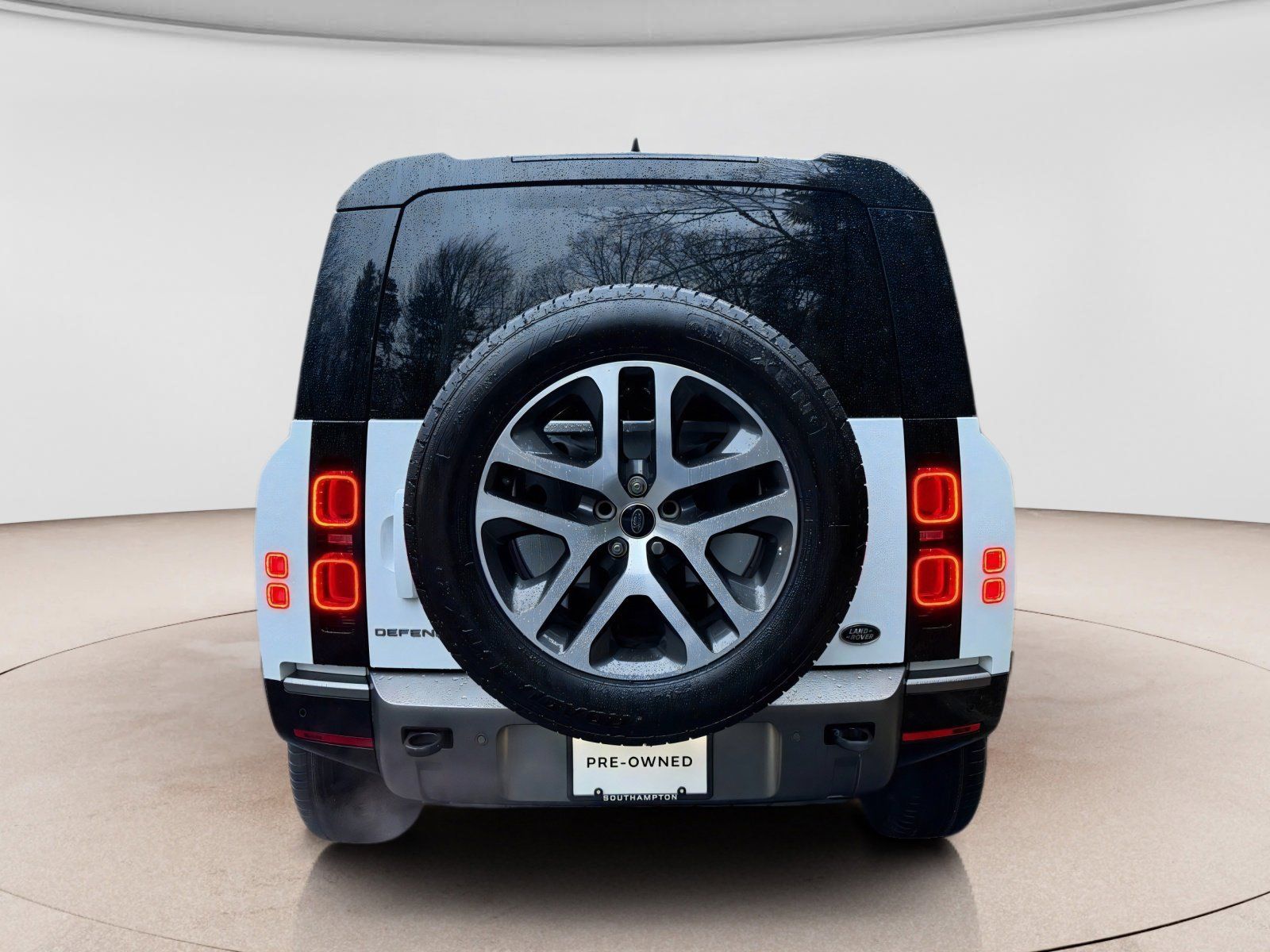 Used 2023 Land Rover Defender 110 X-Dynamic SE AWD/4WD image 4
