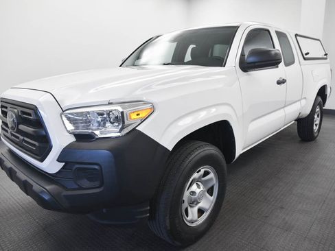 Used 2018 Toyota Tacoma SR image 3