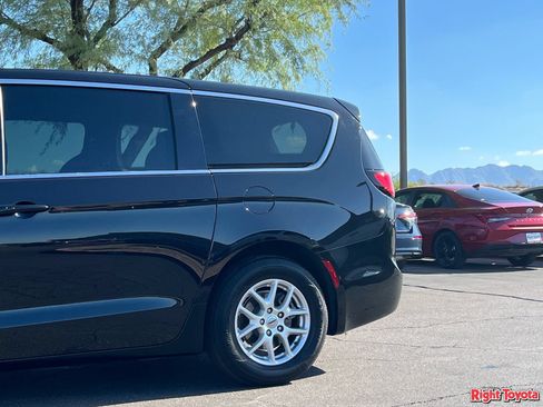 Used 2025 Chrysler Pacifica Select FWD image 10