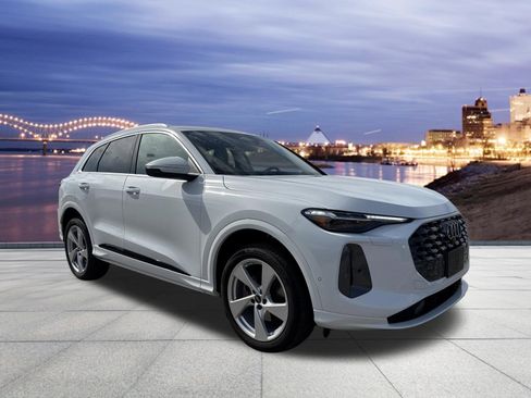 Certified 2025 Audi Q5 Premium w/ Premium Plus AWD/4WD image 4