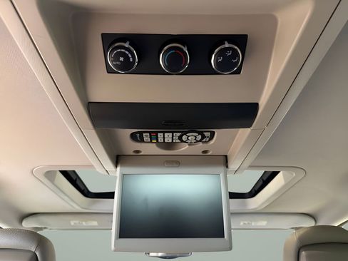 Used 2016 Chrysler Town & Country Touring-L image 19