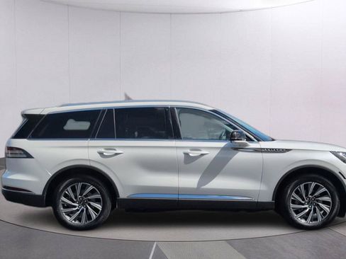 Used 2025 Lincoln Aviator AWD image 7