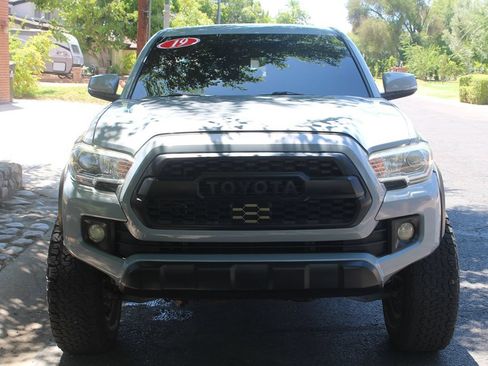 Used 2019 Toyota Tacoma TRD Off-Road AWD/4WD image 4