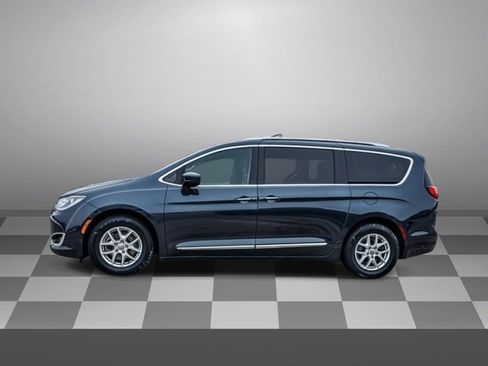 Used 2020 Chrysler Pacifica Touring-L image 4