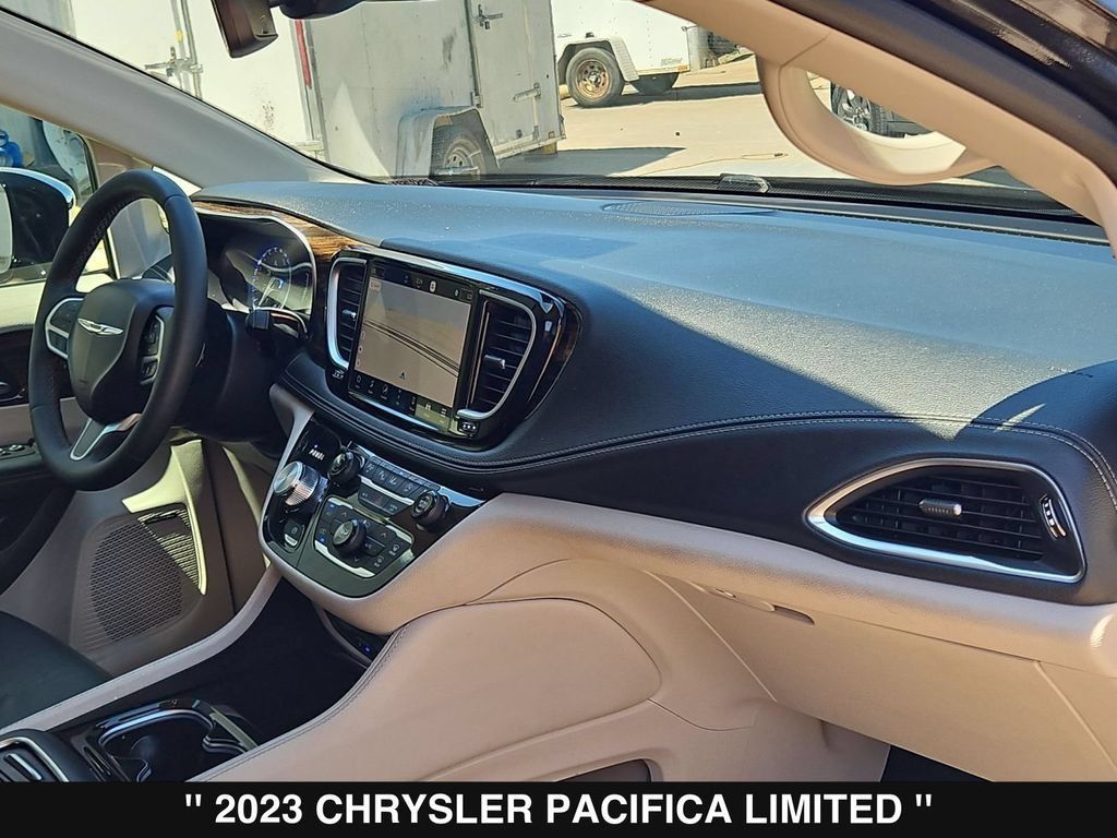 Used 2023 Chrysler Pacifica Limited w/ Uconnect Theater Family Group FWD image 27