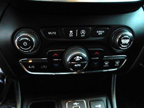 Used 2020 Jeep Cherokee Limited image 25