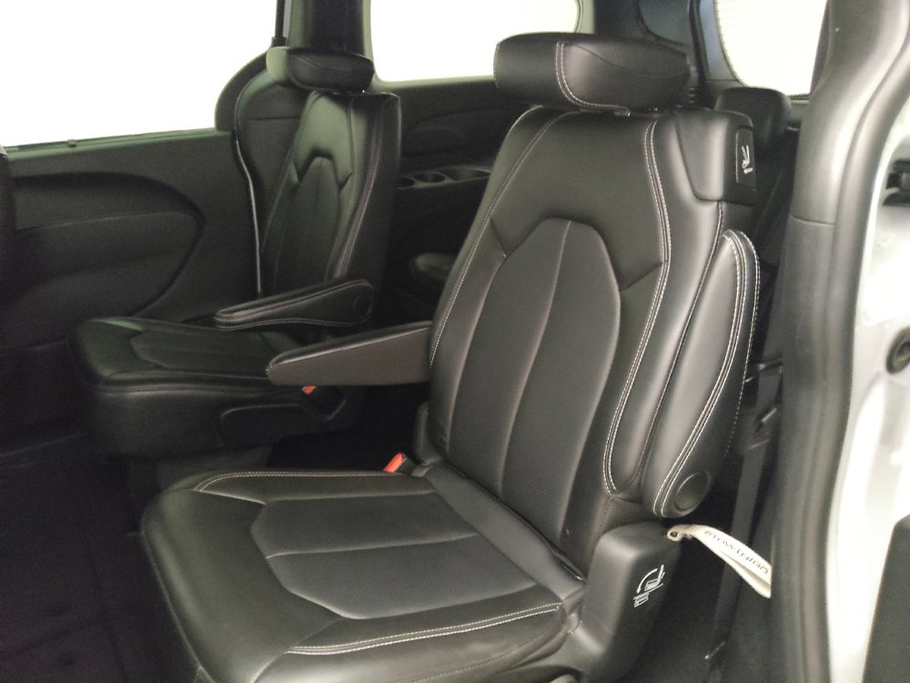 Used 2025 Chrysler Pacifica Select FWD image 18