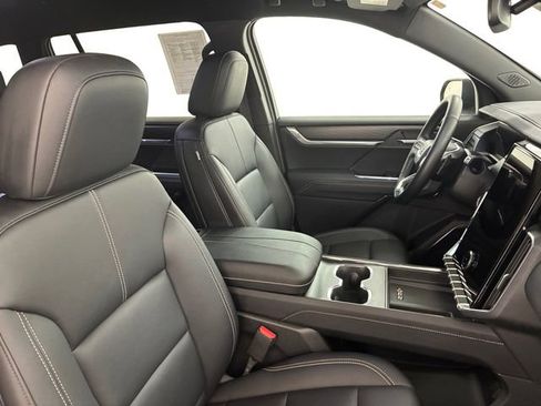 Used 2025 GMC Acadia Elevation w/ Elevation Premium Package image 14