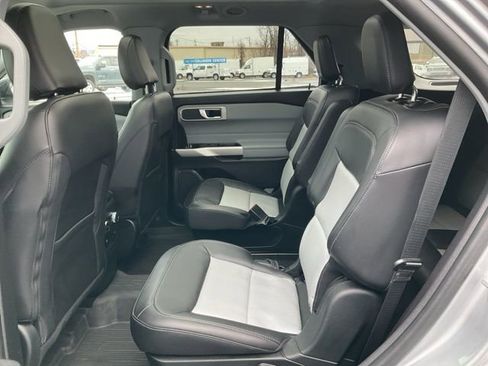 Used 2022 Ford Explorer XLT w/ Equipment Group 202A image 18