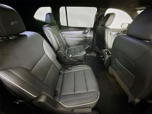 Used 2025 Buick Enclave Sport Touring AWD/4WD image 32
