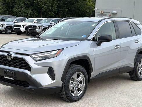 Used 2025 Toyota RAV4 LE AWD/4WD image 2