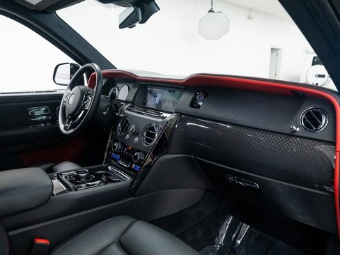 Used 2020 Rolls-Royce Cullinan Black Badge image 28