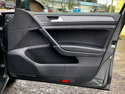 Used 2018 Volkswagen e-Golf SE w/ DC Fast Charging Package image 24