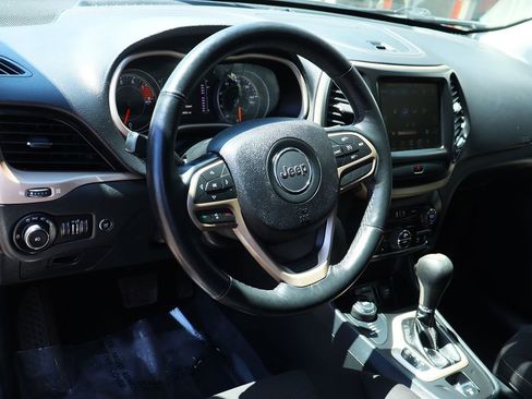 Used 2017 Jeep Cherokee Latitude w/ Comfort/Convenience Group image 39