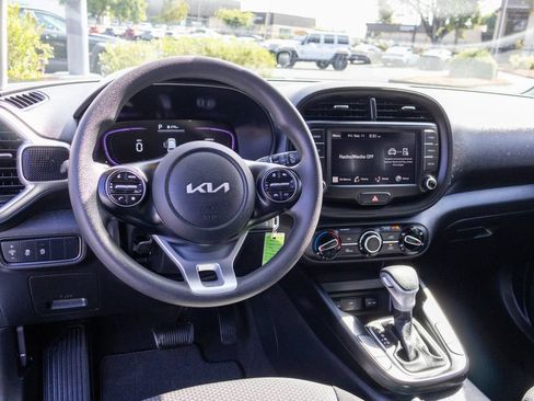 Used 2023 Kia Soul LX w/ LX Technology Package FWD image 16