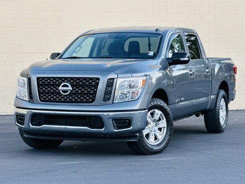 Used 2019 Nissan Titan SV AWD/4WD image 3