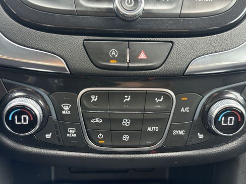 Used 2022 Chevrolet Equinox Premier FWD image 22