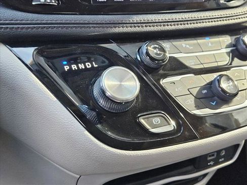 Used 2017 Chrysler Pacifica Limited image 14