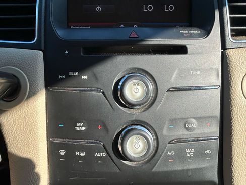 Used 2013 Ford Taurus Limited FWD image 22