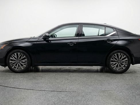 Used 2025 Nissan Altima 2.5 SV FWD image 5