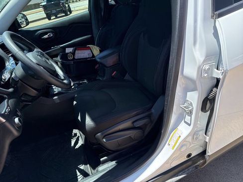 Used 2020 Jeep Cherokee Latitude FWD image 10