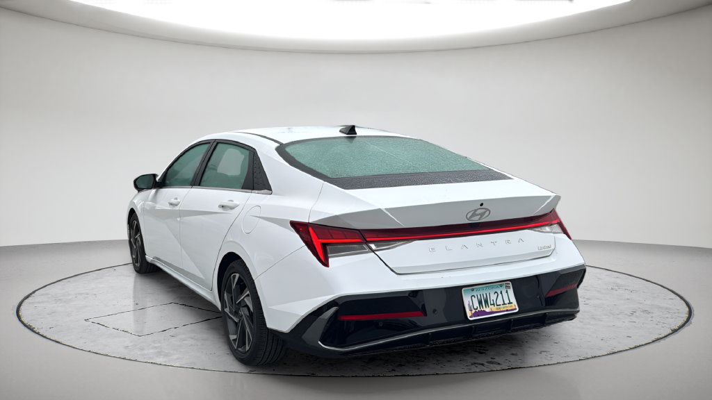 Used 2024 Hyundai Elantra Limited FWD image 3