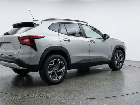 Used 2025 Chevrolet Trax LT w/ LT Convenience Package image 9